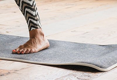 Baumwollmatte mit Fuß bei der Yoga Ausübung