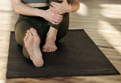 Yogi sitzt auf einer Jute Yogamatte