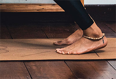 Füße beim Yoga auf einer Kork Yogamatte
