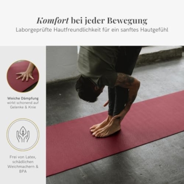 Mann beim Yoga auf der PVC Matte