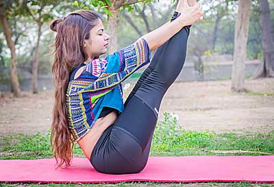 Yoga Praxis auf einer TPE Matte
