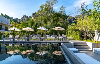 Blick auf den Pool mit Sonnenschirmen