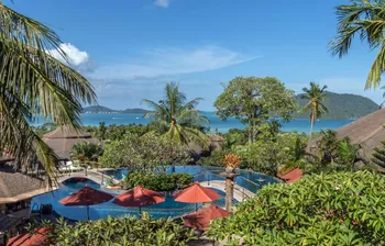 Blick über den Pool auf das dahinter gelegene Meer