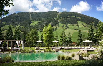 Blick auf den Natur Schwimmteich des Hotels