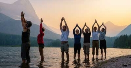 Gruppe Yoga Anhänger beim abendlichen Retreat