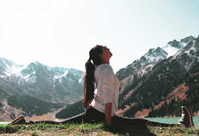Frau beim Yoga in den Bergen